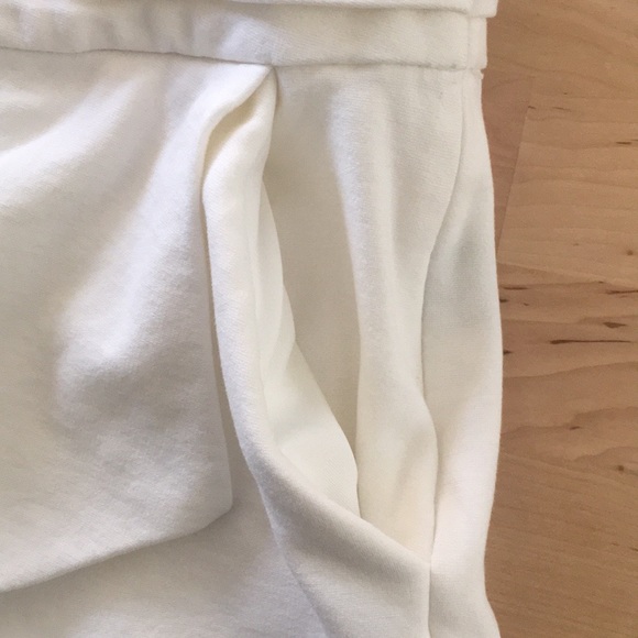 SOLD White layered shorts with pockets - Picture 4 of 11